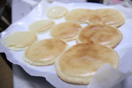 上手に焼けま・・・えっ こんがりキツネ色な、隣とくっつきまくった焼き上がりマカロン