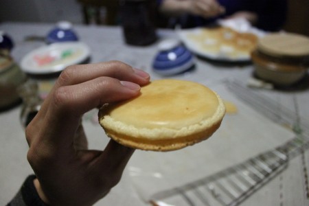 おいしそうなどらやきですね!ねっ! ぺっちゃんこ具合といい焼き色といい(ちょっと白いけど)もう、どら焼き。