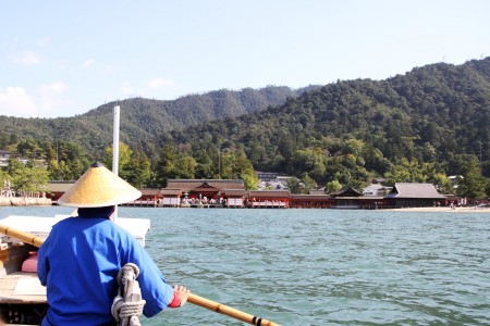 遊覧船からの厳島神社。 遊覧船からの厳島神社。